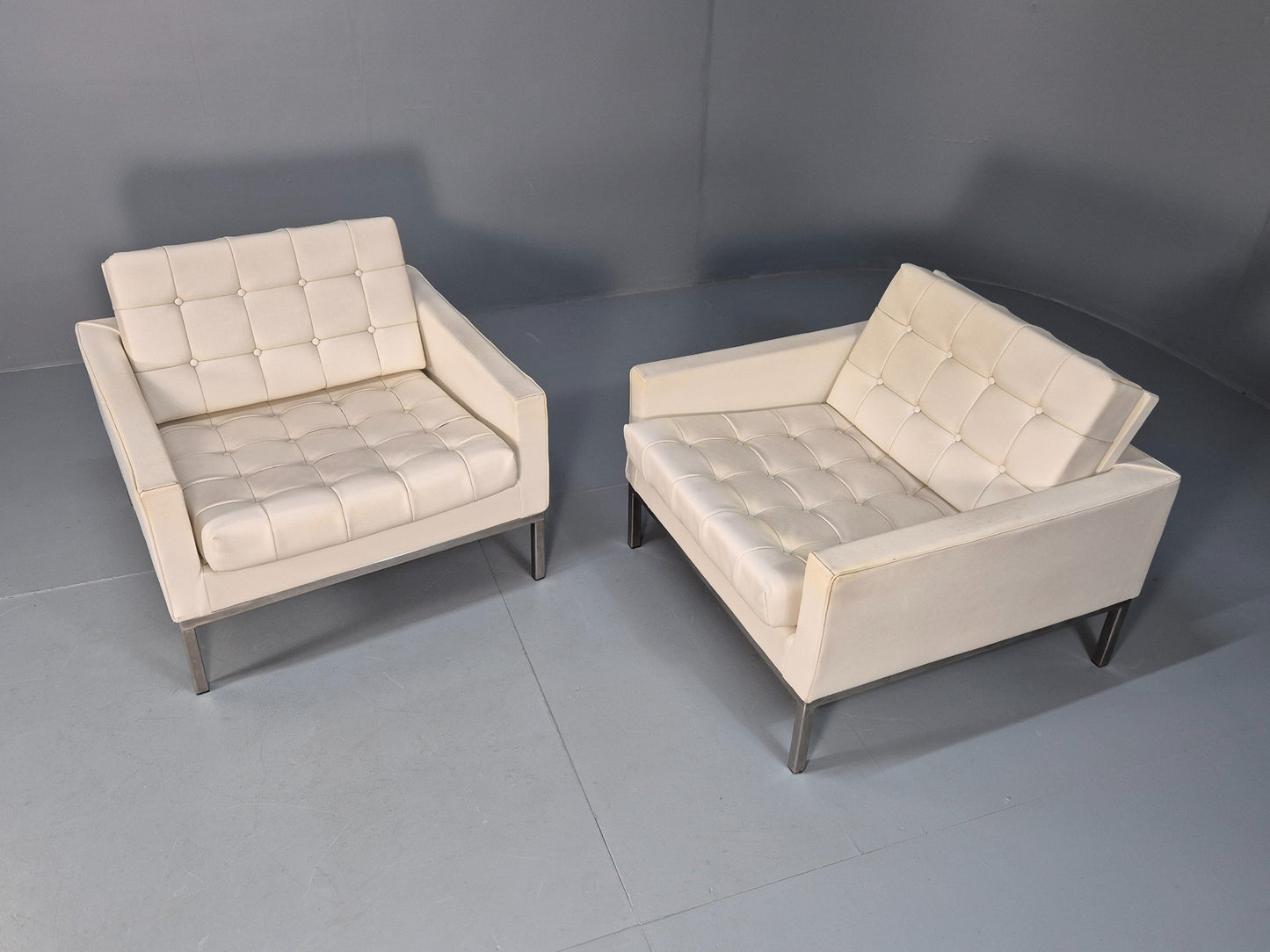 2 Vintage 1960s Robin Day Club Chairs White Vinyl Mid Century Originals EB9973