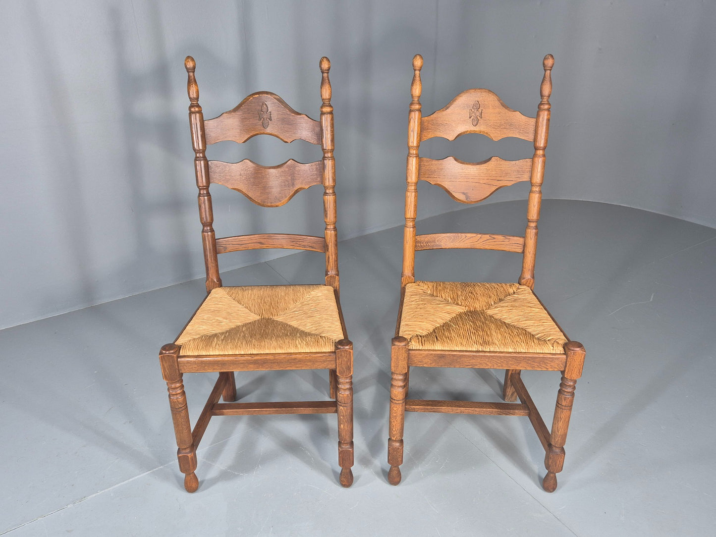Vintage Spanish Style Country Chairs Rush Seated Oak Frames EB11951