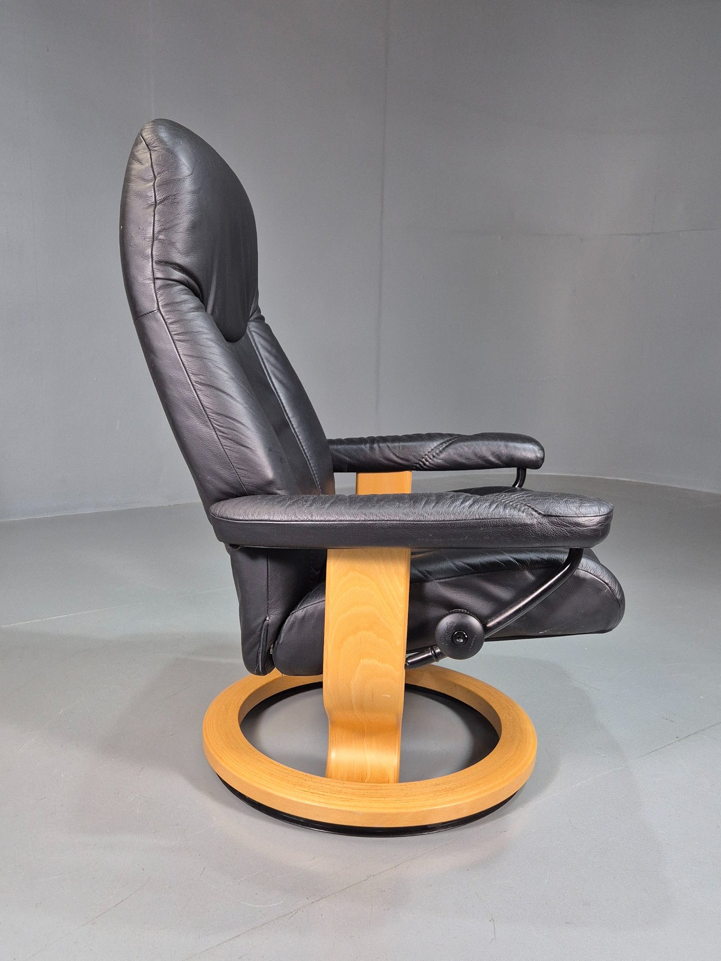 Vintage Stressless Ekornes Swivel and Recline Chair Black Leather Blonde EB07415