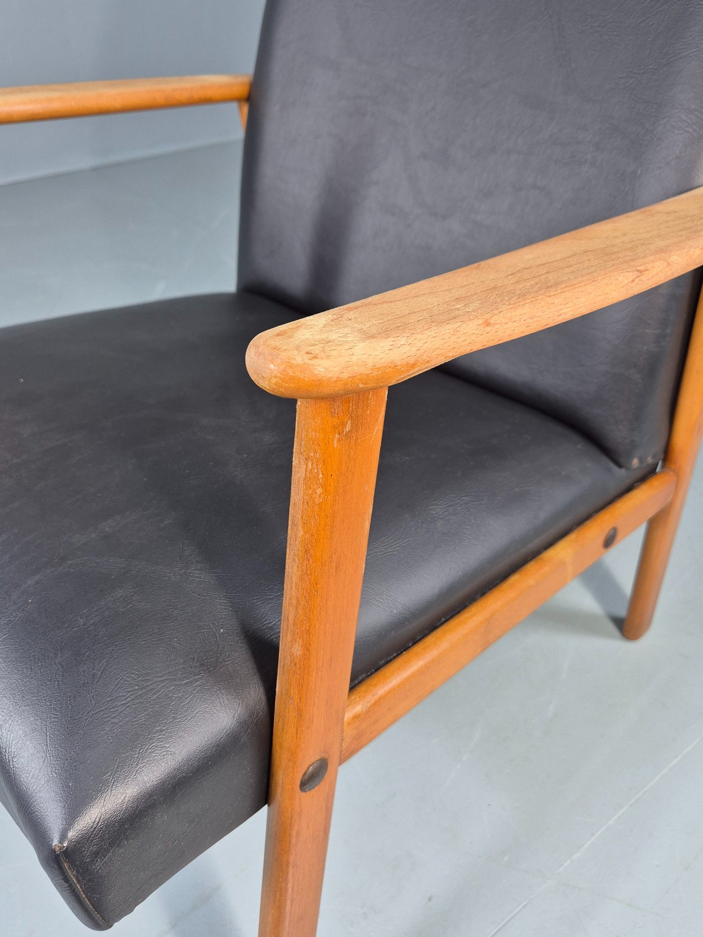 Vintage Teak Mid Century Lounge Chair 1960s Retro Black Vinyl  EB12690