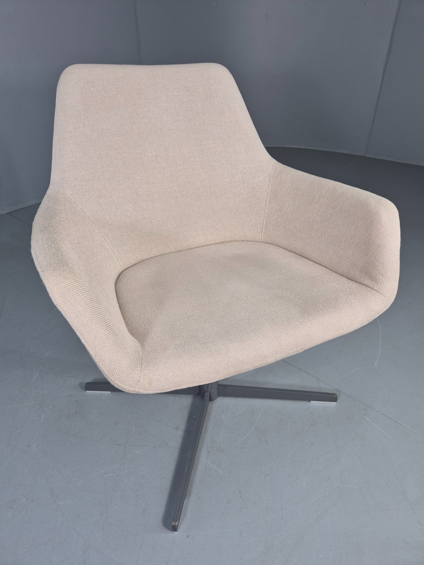 Vintage Swivel Tub Chair Hitch Mylius Modern Design Retro Cream EB12847