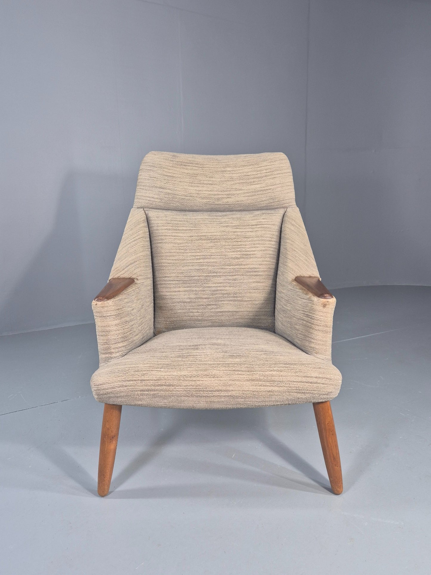 Vintage Mid Century Lounge Chair Danish Design Teak legs and Arms 1950s Retro  EB12320