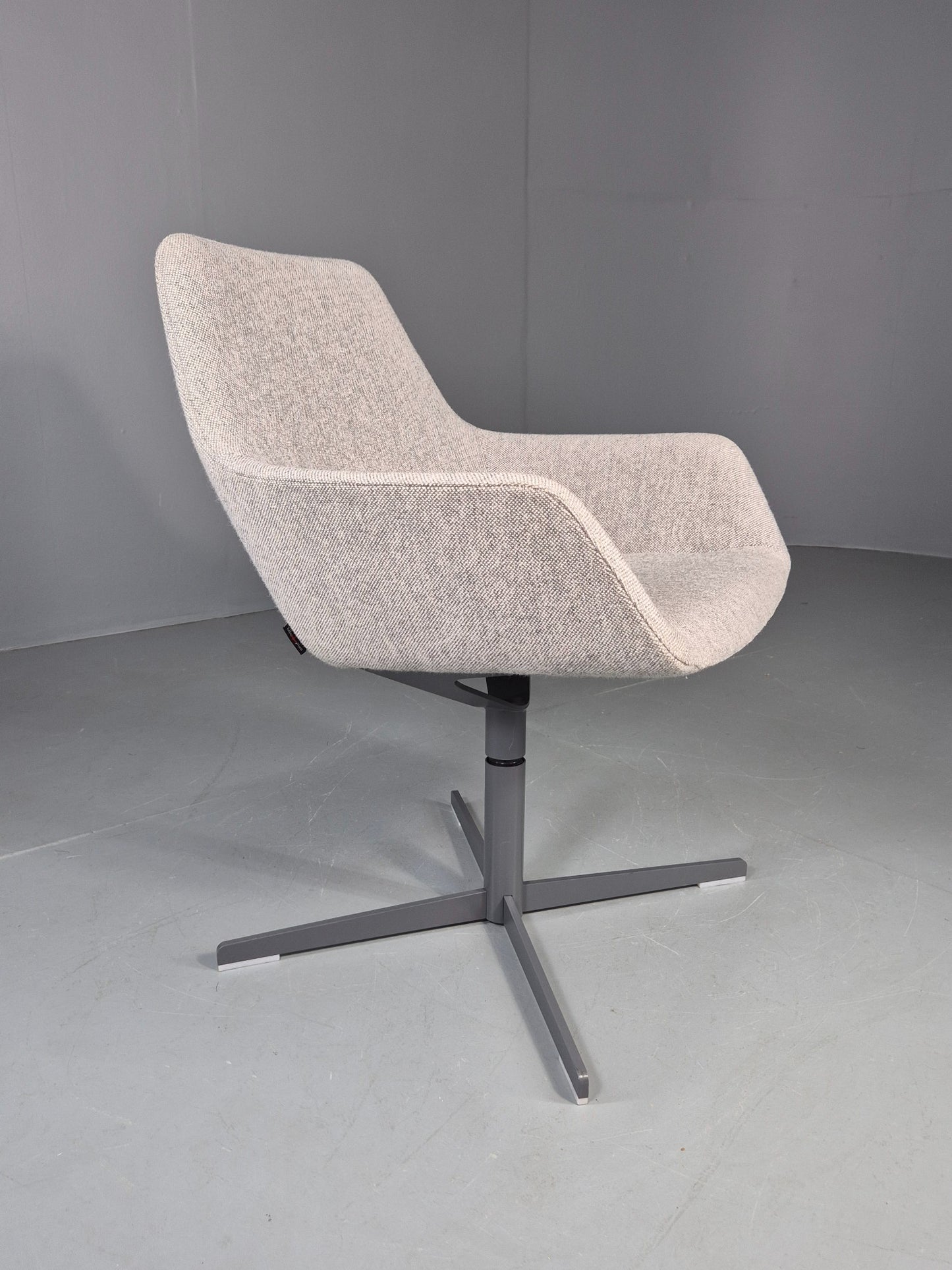 Vintage Swivel Tub Chair Hitch Mylius Modern Design Retro Cream EB12844