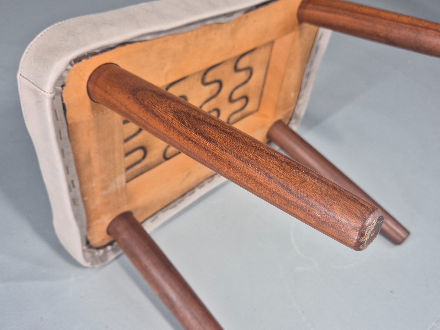 Vintage Mid Century Footstool Danish Cream Vinyl Teak Legs 1960s Retro EB12055